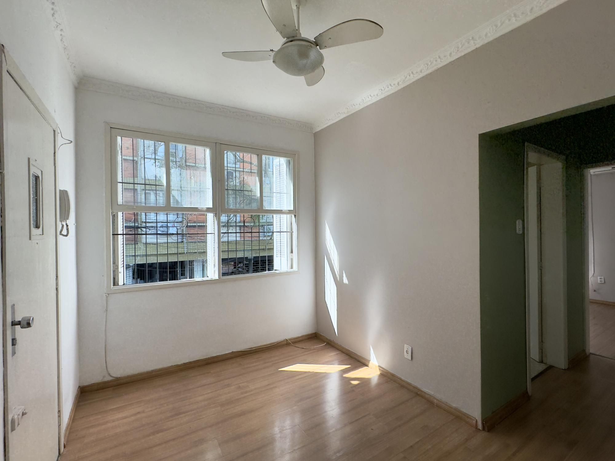 Apartamento reformado de 1 dormitório ensolarado e amplo no Centro Histórico