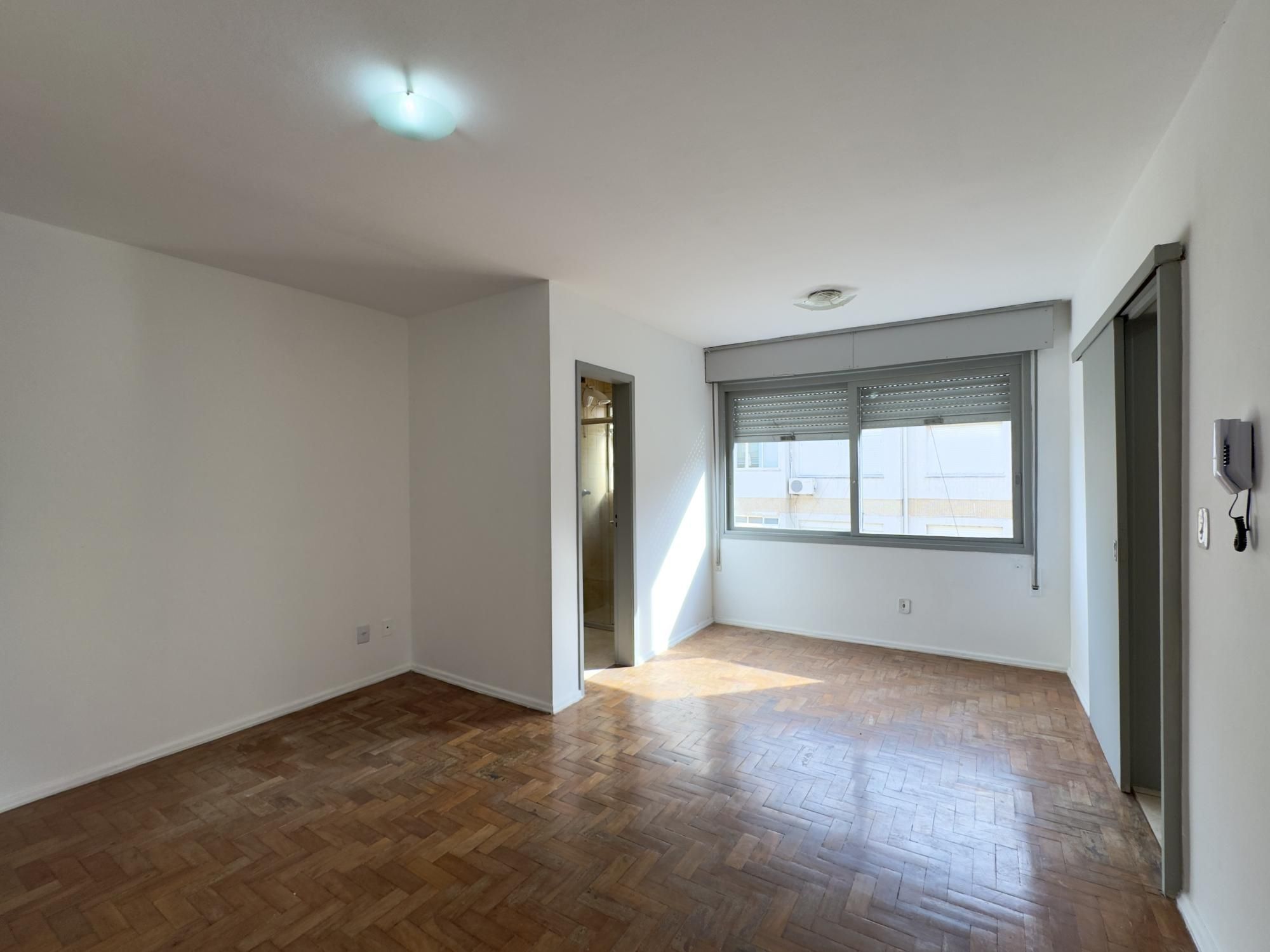 Studio super bem iluminado, em ótima localização no Centro Histórico