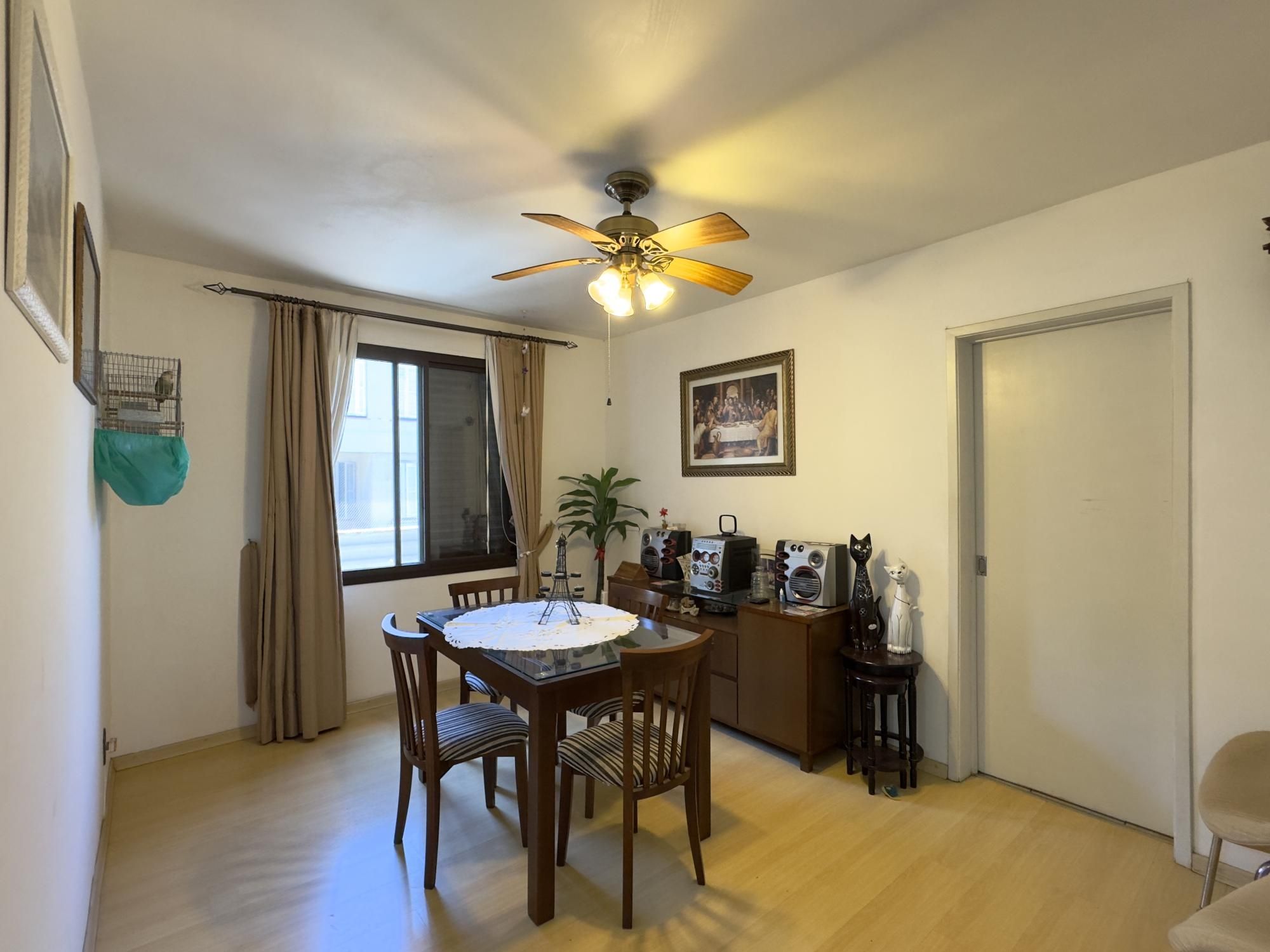 Apartamento semimobiliado 2 dormitórios com vaga de garagem no Centro Histórico