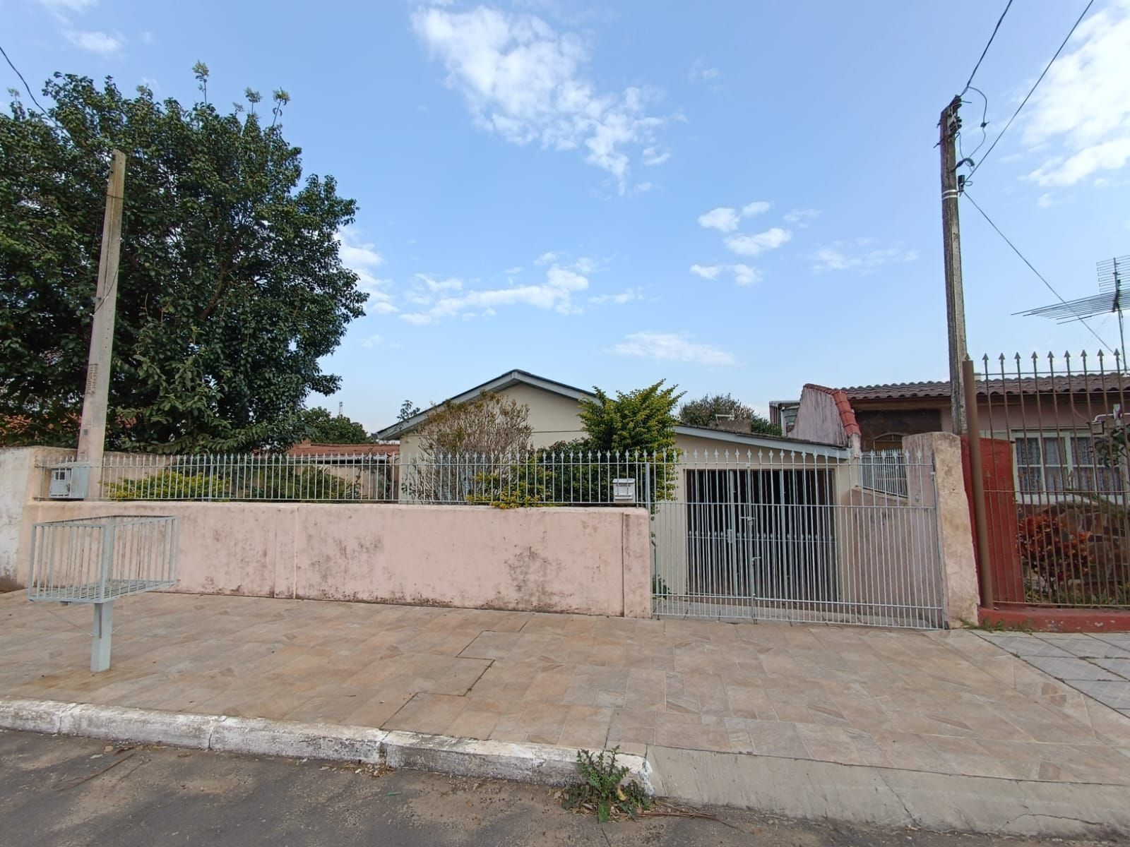 Casa 3 dormitórios no bairro COHAB C