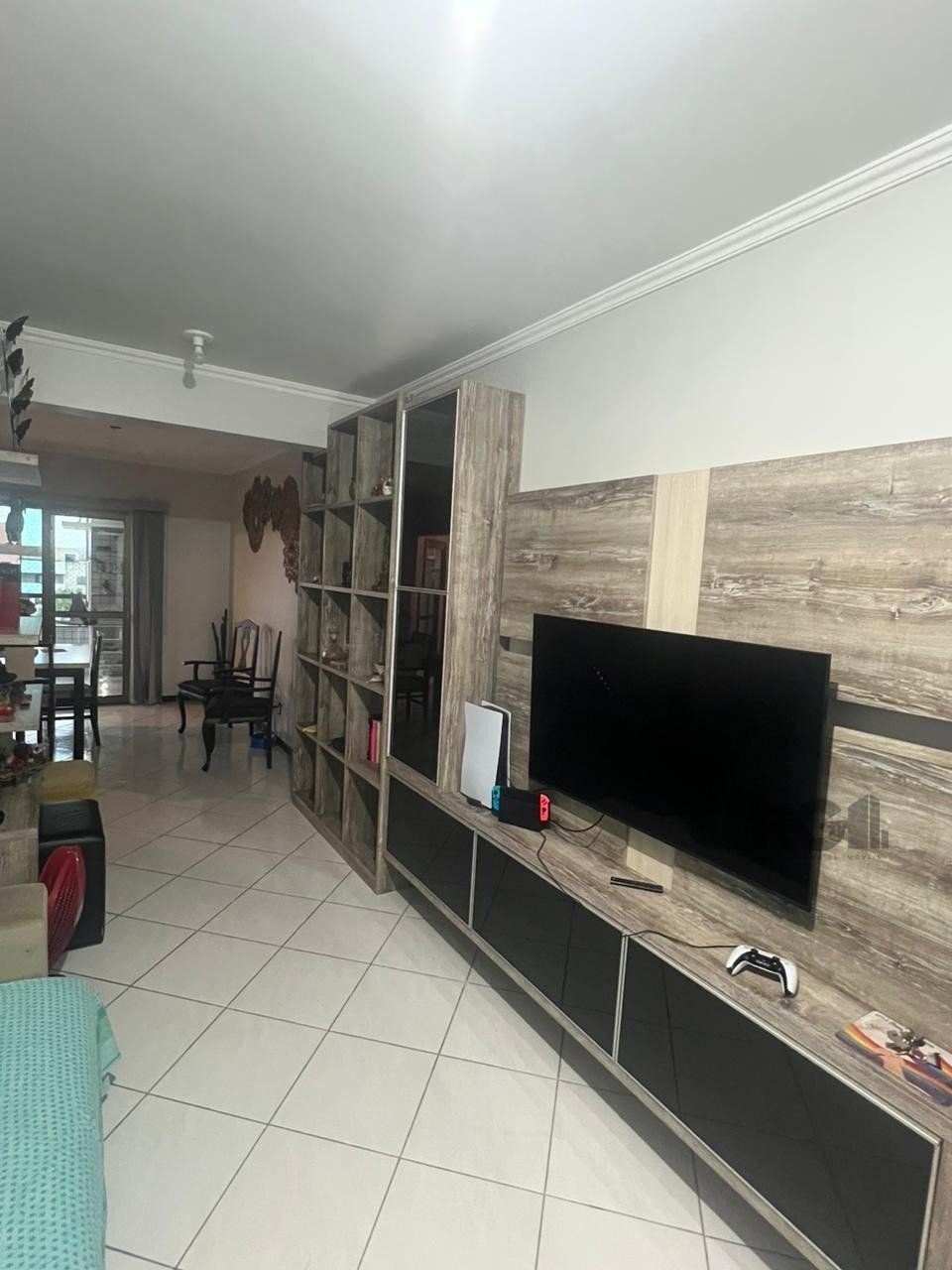 Apartamento semi mobiliado, 2 dormitórios, 1 suíte, vaga de garagem, Bairro Vila Veranópolis — foto 2