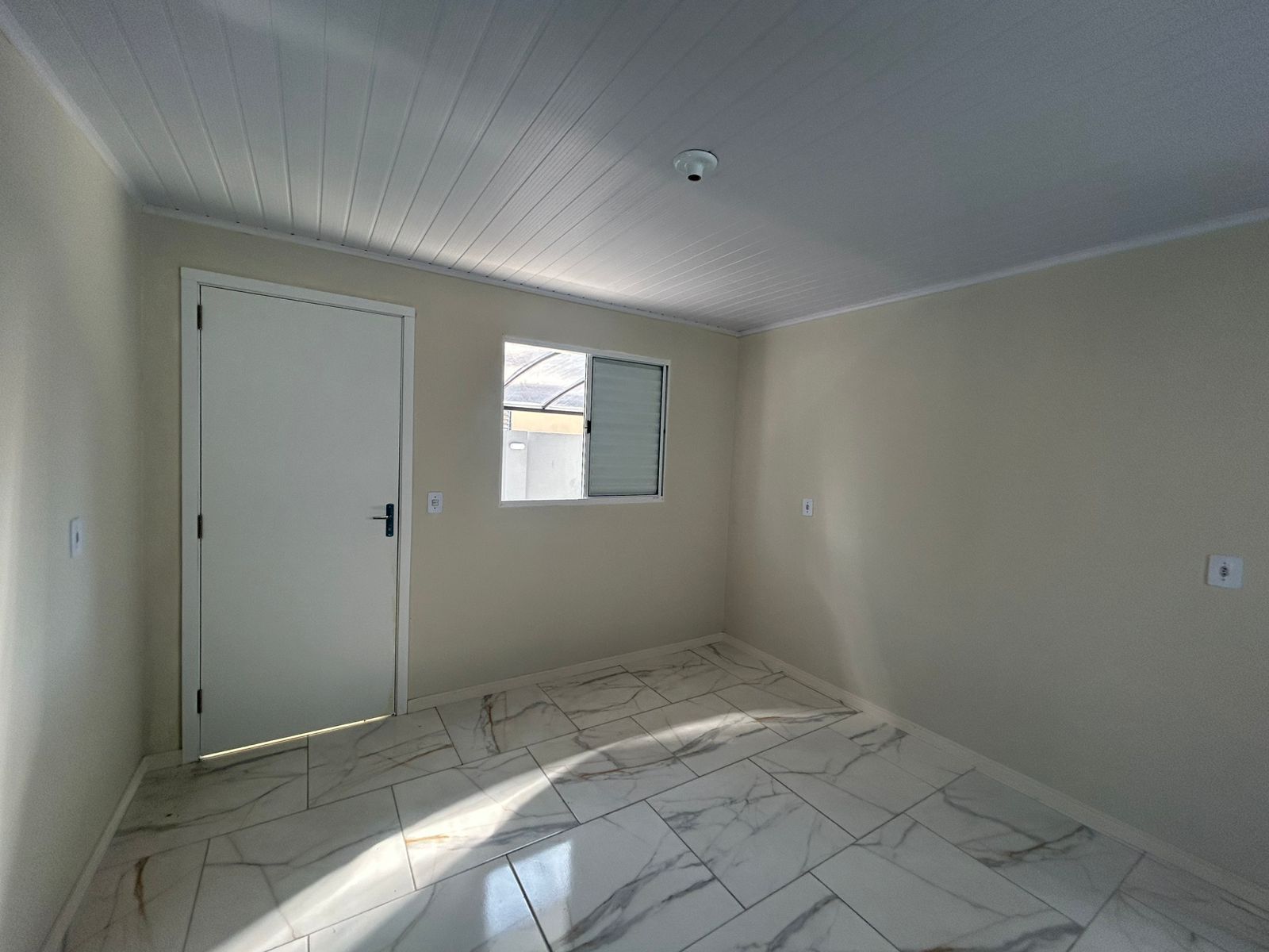 Casa 3 dormitórios, 1 suíte, vagas de garagem, Bairro Cohab — foto 5