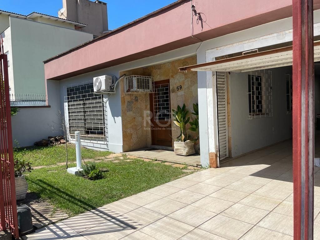Casa semi mobiliada, 3 dorms, 3 vagas de garagem, Bairro Ponta Porã