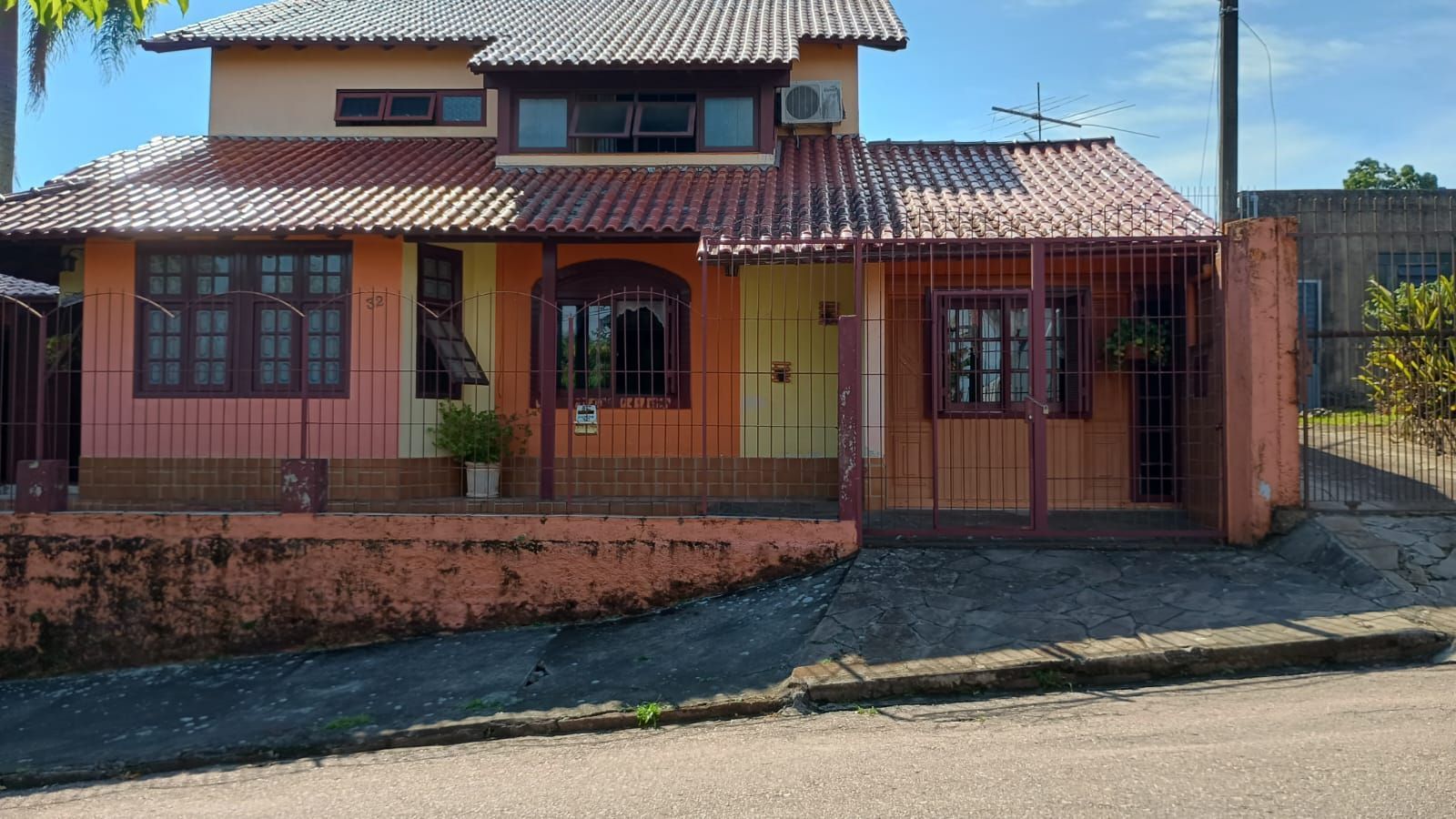 Casa 3 dormitórios, 1 suíte, 2 vagas, Bairro Monte Carlo