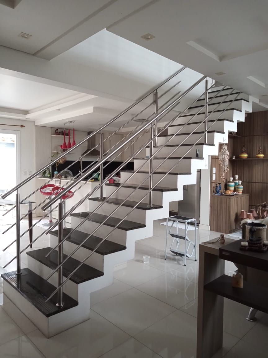Casa sobrado 3 dormitórios, 1 suíte, vagas de garagem, Bairro Monte Carlo — foto 5