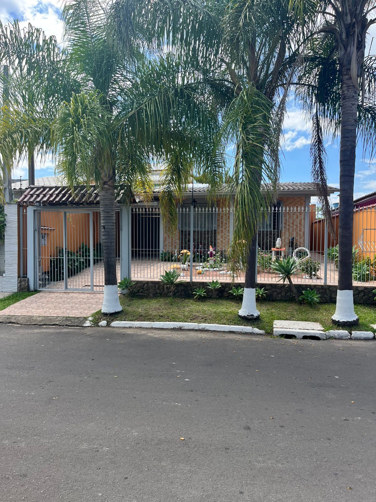 Casa 3 dormitórios, 1 suíte, 2 vagas, Bairro Parque Florido