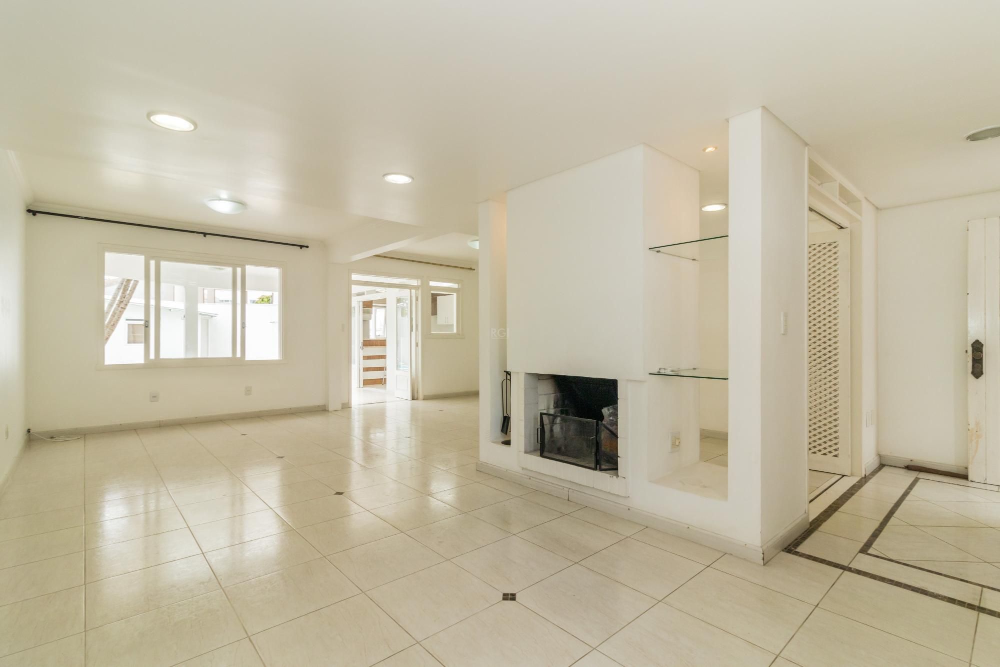 Casa à venda com 4 quartos, 250m² - Foto 2