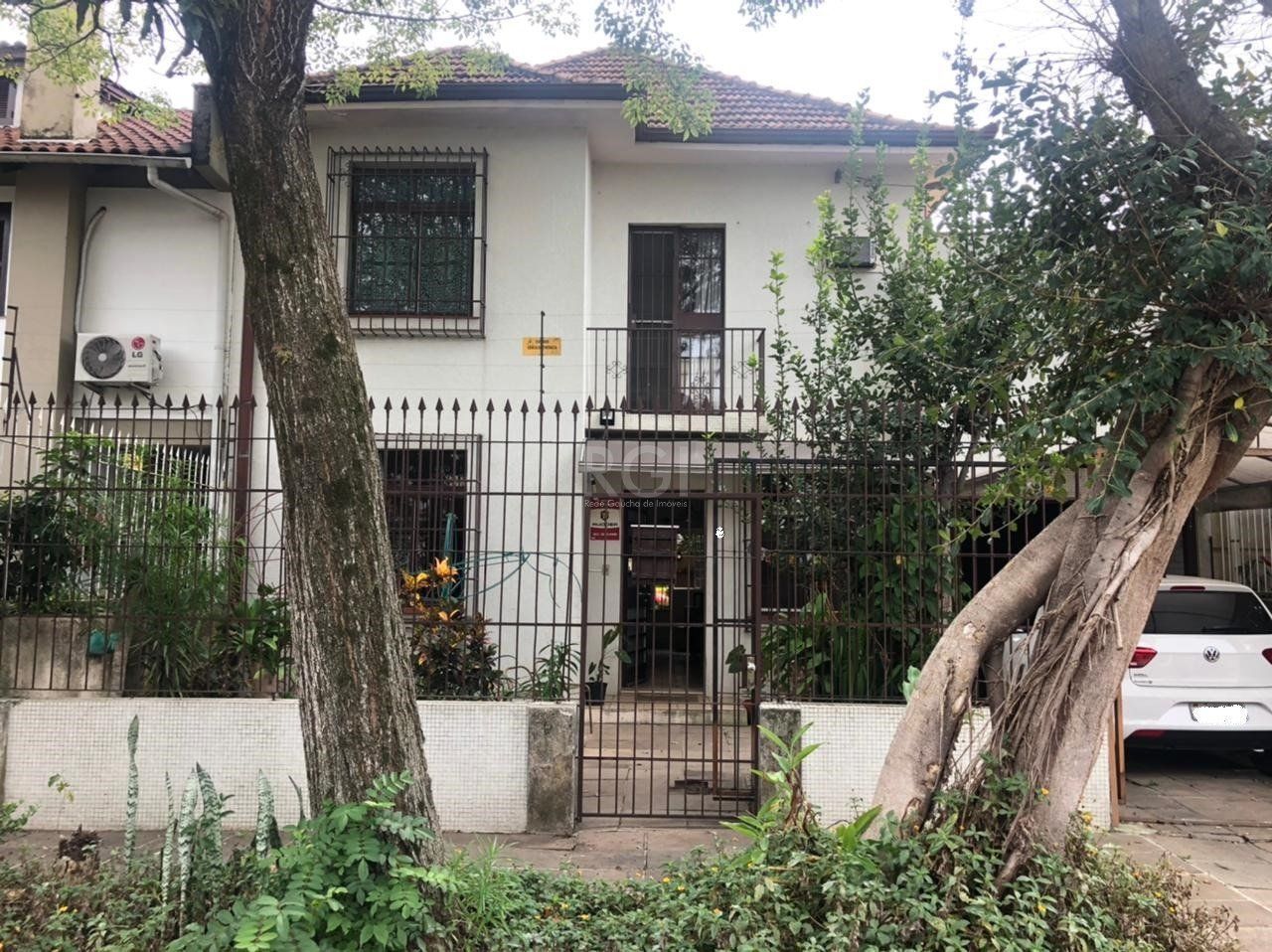 Casa com 336m², 4 dormitórios no bairro Azenha em Porto Alegre para Comprar