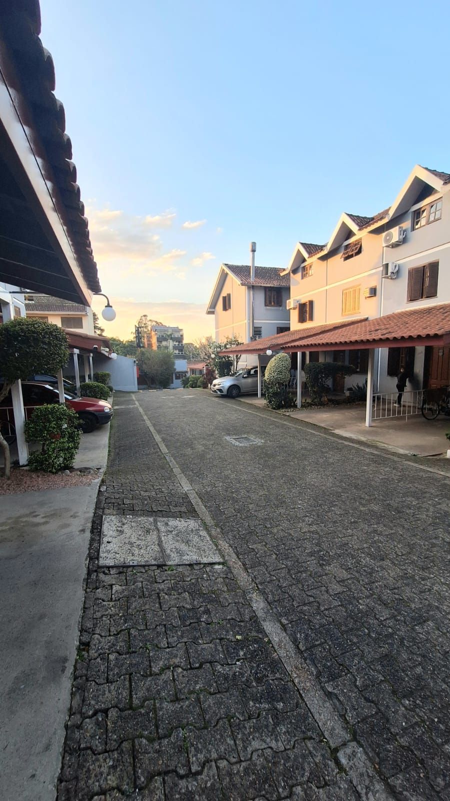 Casa com 2 dormitórios, 1 vaga, na Av. Otto Niemeyer, bairro Camaquã, Poa, RS