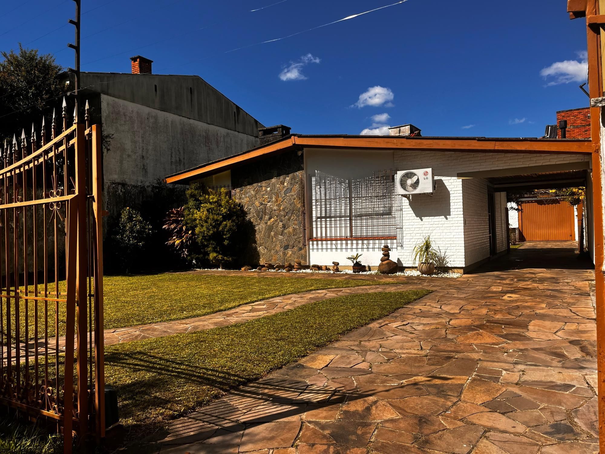 Casa térrea, com 2 dormitórios, 3 vagas, no bairro Ipanema, Porto Alegre, RS