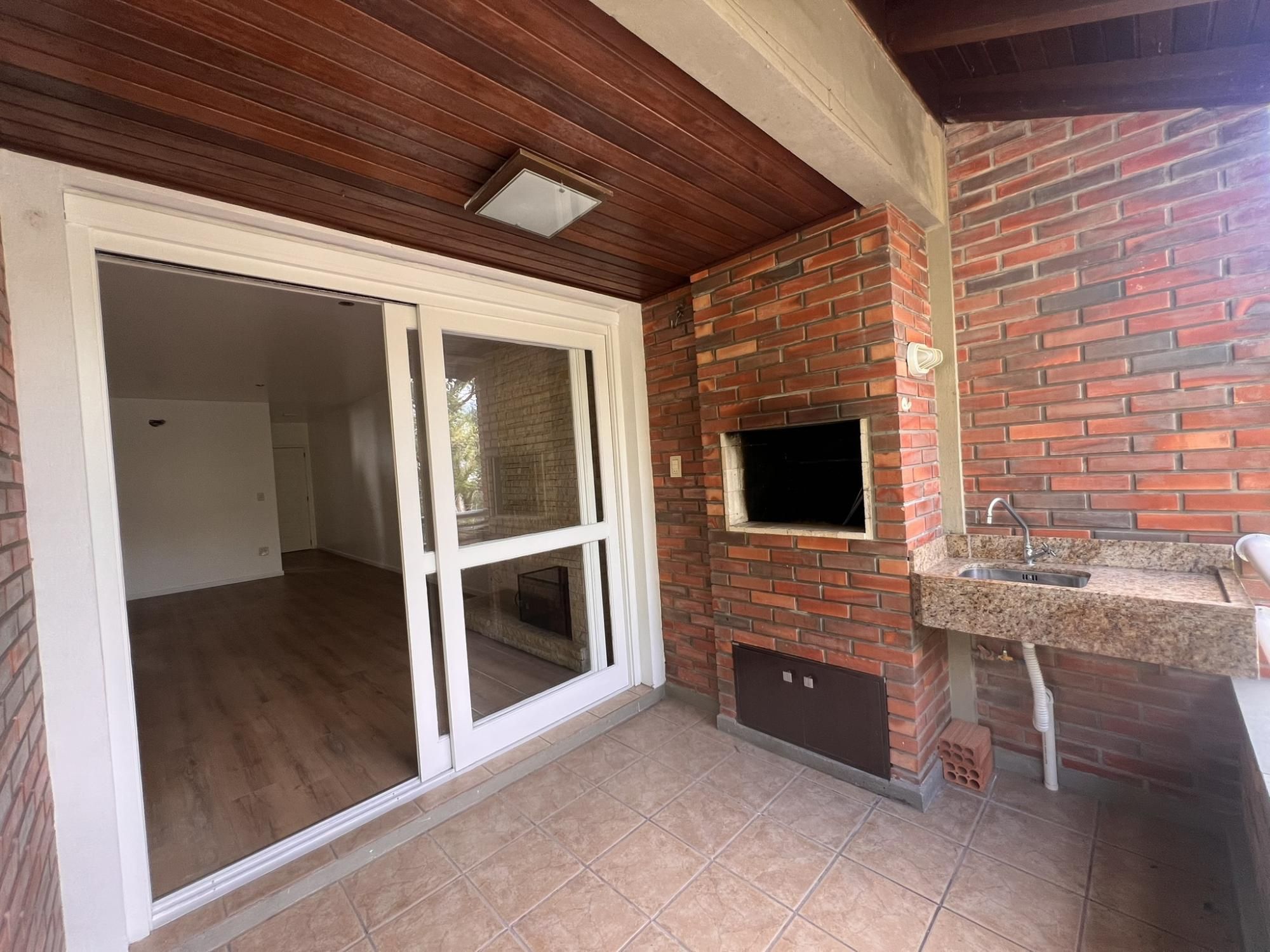 Apartamento com 2 dormitórios, sendo 1 suíte, 1 vaga, no Petrópolis, Poa, RS