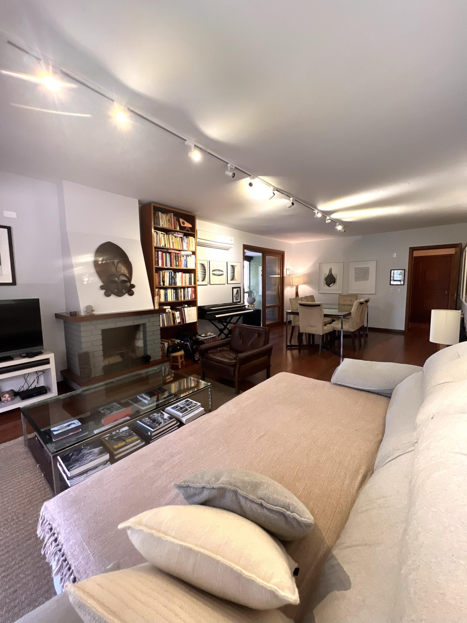 Apartamento com 3 dormitórios, sendo 1 suíte, lareira e 2 vagas no Menino Deus