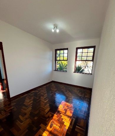 Apto de 02 dorm, sala, banho, cozinha, todo reformado, piso parquet, 01 vaga — foto 3