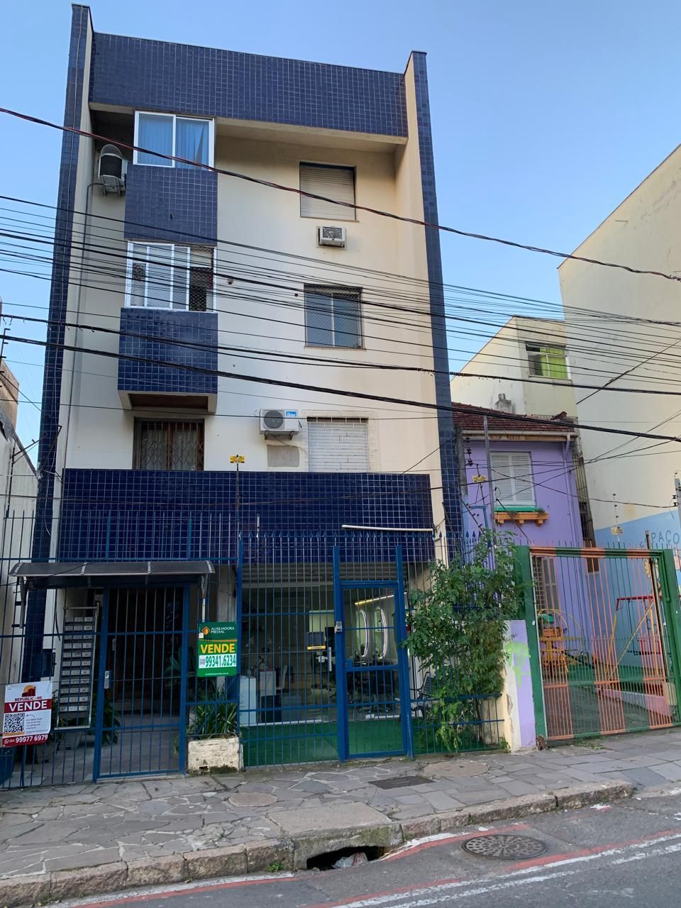 01 dormitório, na João Alfredo, Cidade Baixa, com 36 m2, 01 lance de escada