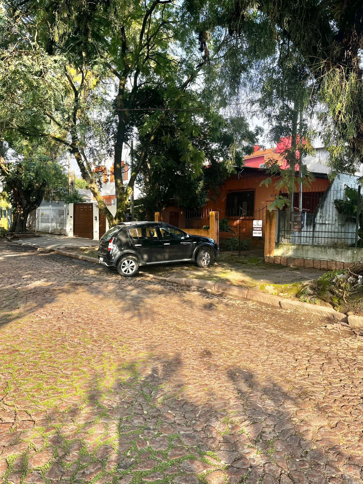 Casa na Rua Marista, Partenon, com 11,00 de frente por 23,00 de frente a fundos