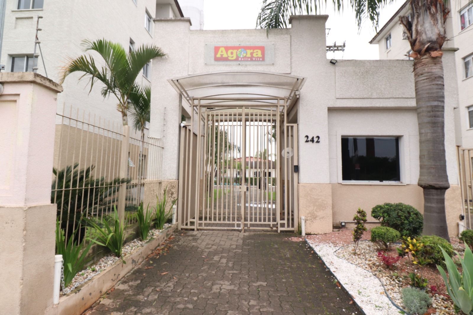 Vende ótimo apto de 02 dormitórios, 01 vaga, sol da manhã, Bairro Sarandi