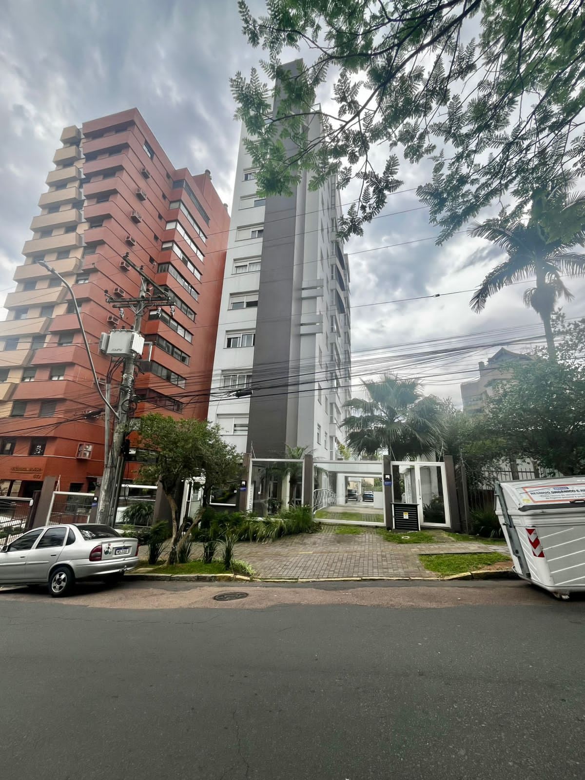 Apto de 03 dorm, sendo 01 suíte, 02 vagas, 103 m2, na João Obino, semi mobiliado
