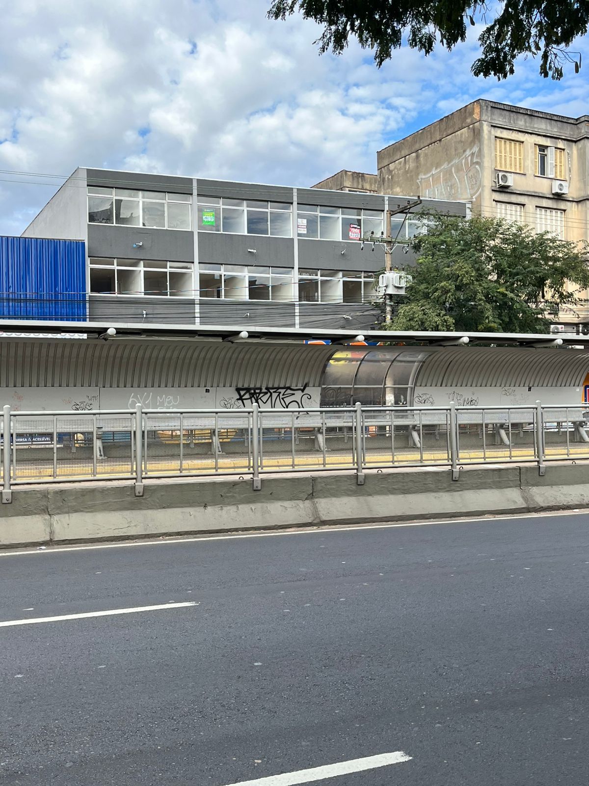 Lindo apto de 01 dorm, com 50 m2, no Passo da Areia, próximo ao Shopping Wallig