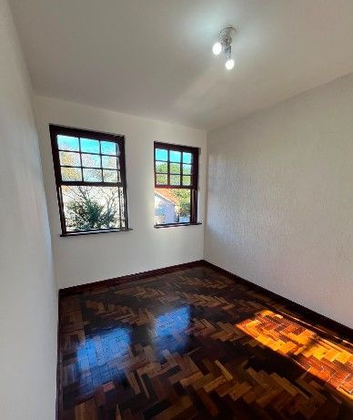 Apto de 02 dorm, sala, banho, cozinha, todo reformado, piso parquet, 01 vaga — foto 4