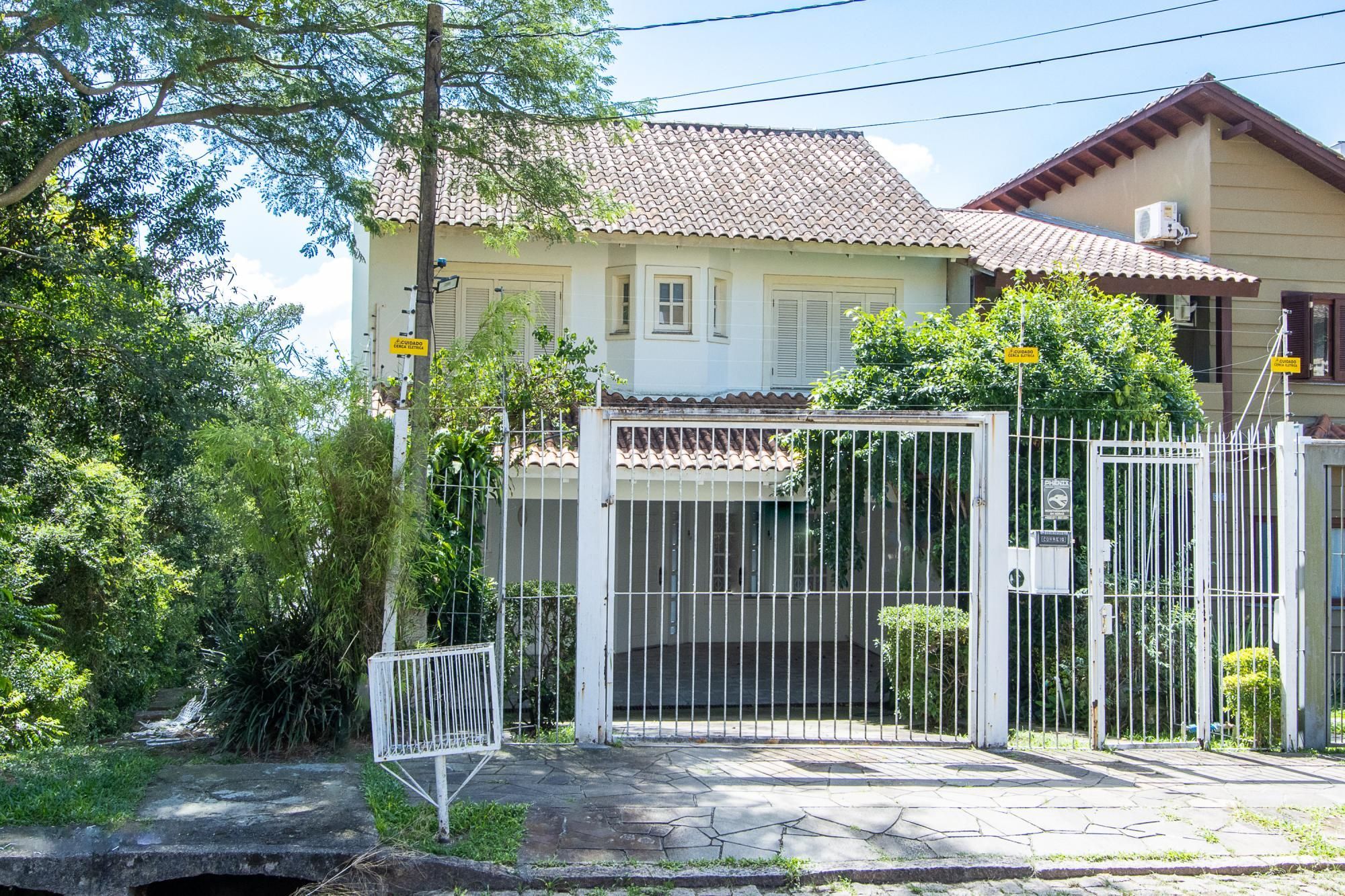 Casa com 180m², 3 dormitórios no bairro Espírito Santo em Porto Alegre para Comprar