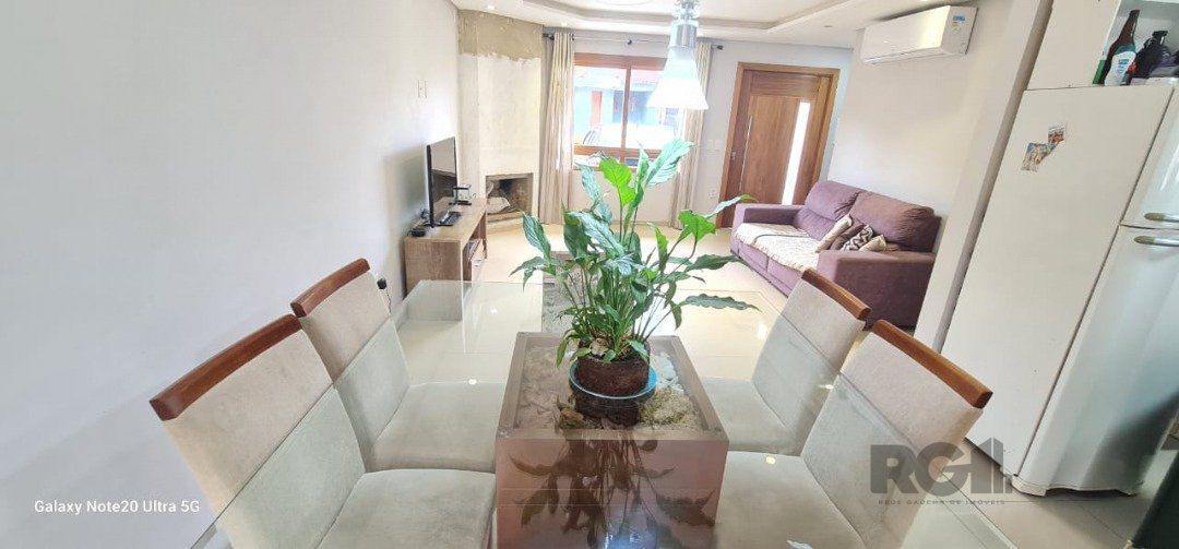 Casa à venda com 145m², 3 quartos, 3 suítes, 2 vagas no bairro Hípica em Porto Alegre