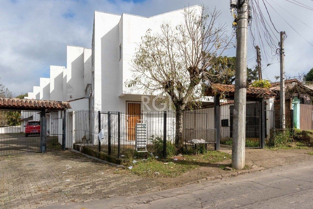 Casa à venda com 98m², 2 quartos, 1 vaga no bairro Restinga em Porto Alegre