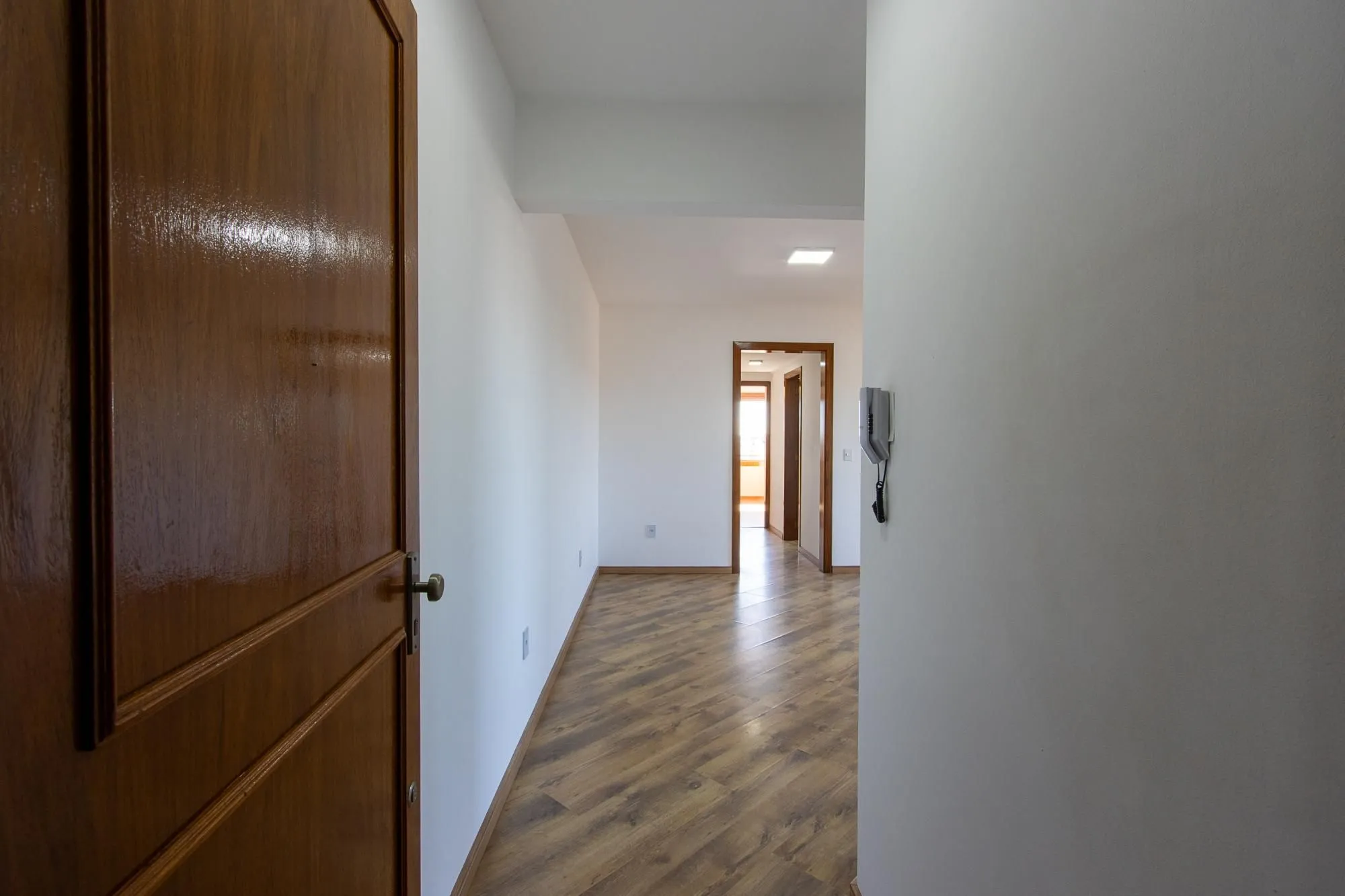 Apartamento de 2 dormitórios, 1 suíte e 2 vagas de garagem no bairro Tristeza.