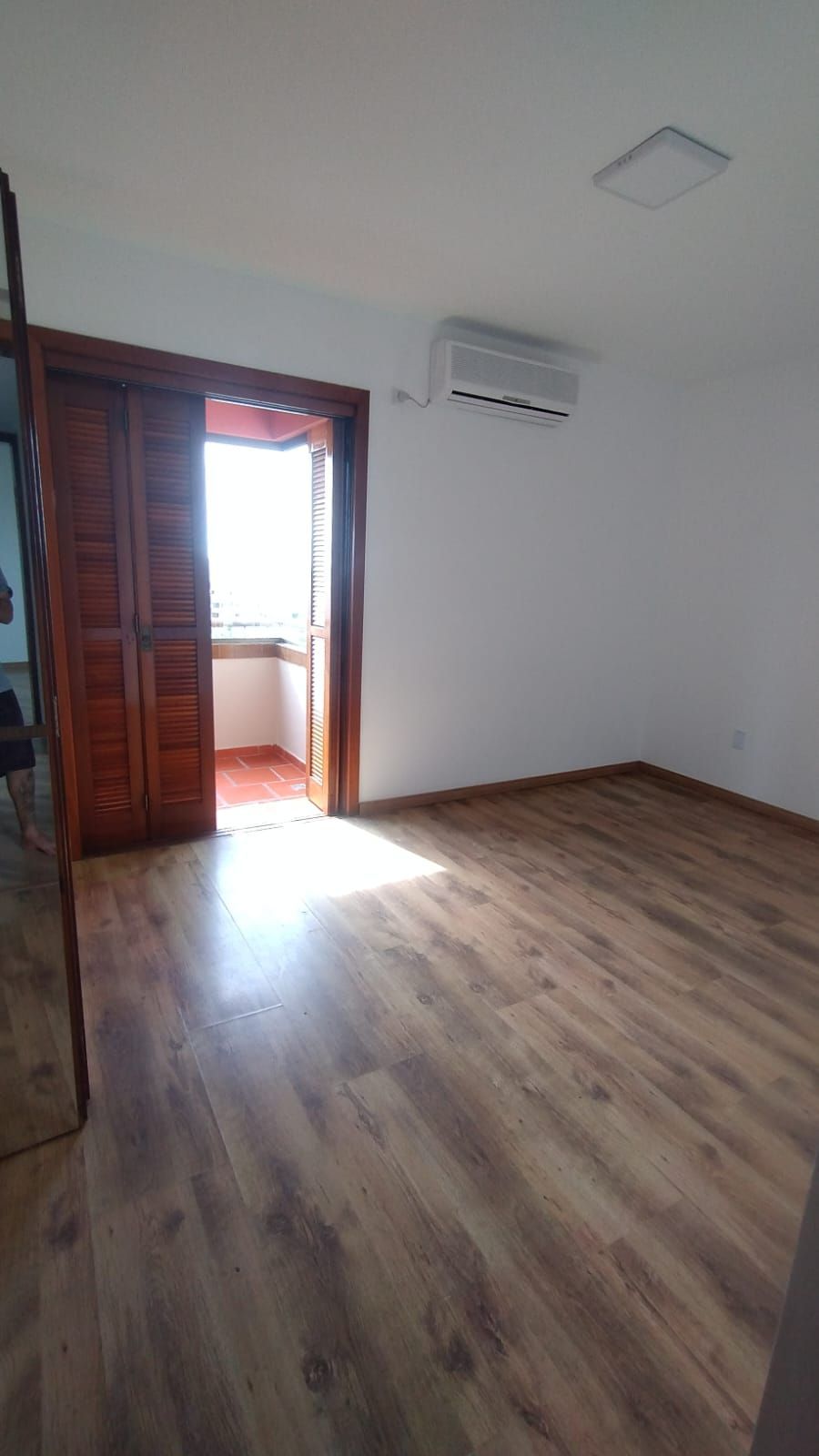 Apartamento de 2 dormitórios, 1 suíte e 2 vagas de garagem no bairro Tristeza.