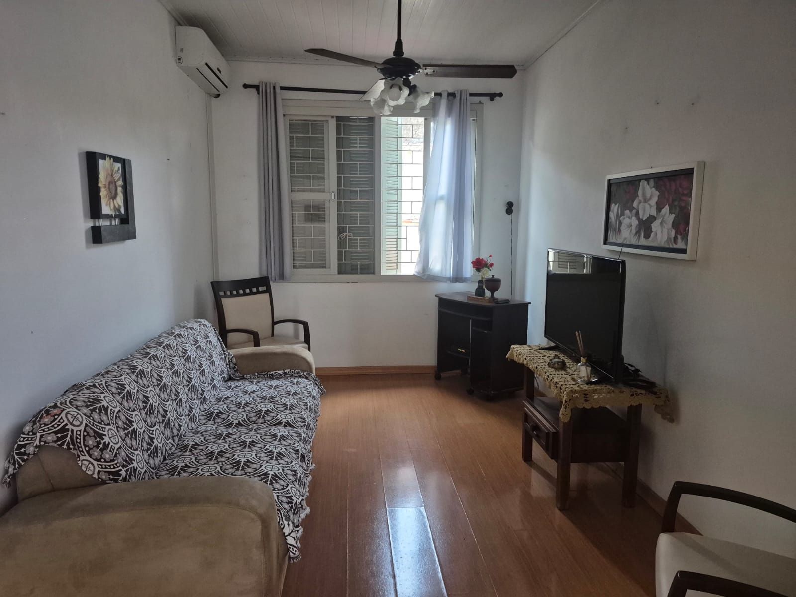 Casa 2 quartos, com anexo - Bairro Tristeza