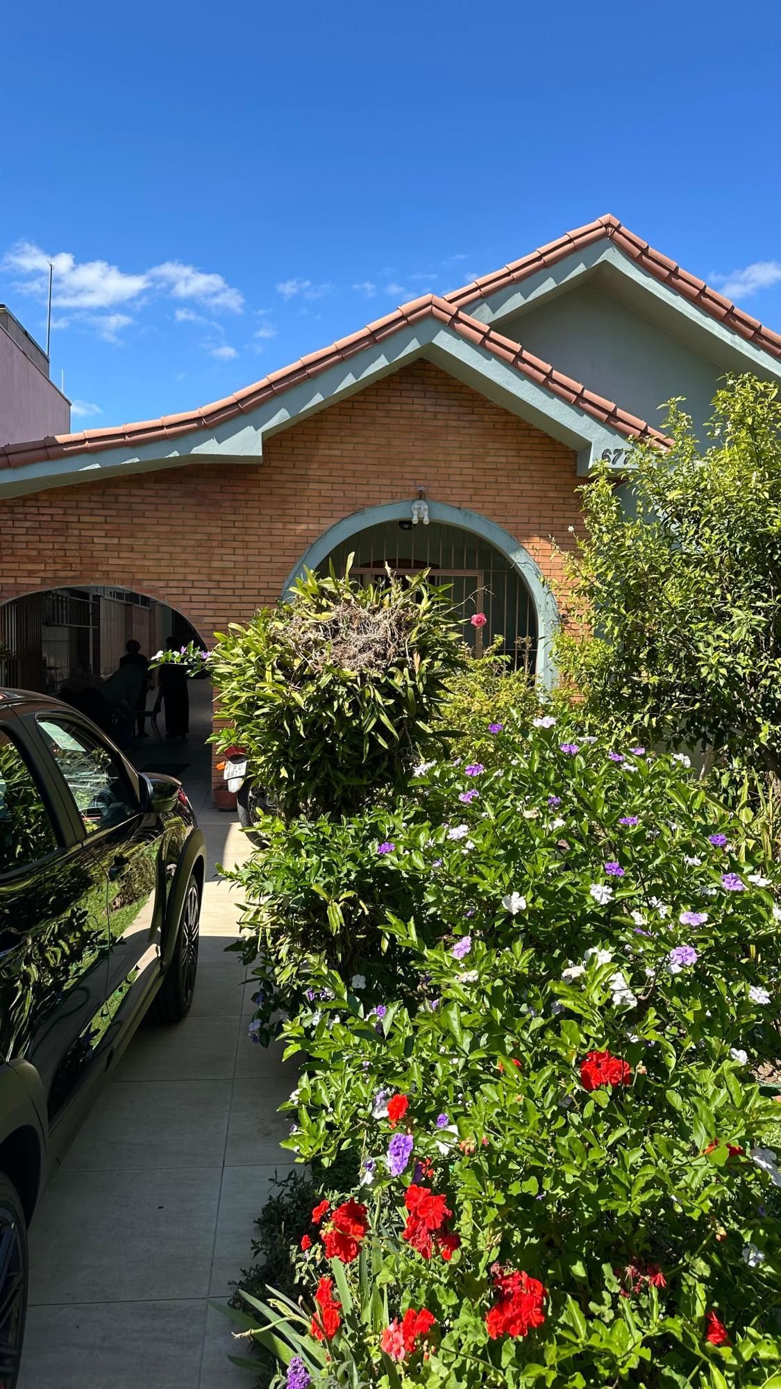 Casa com 4 dormitórios no Bairro Tristeza, com churrasqueira, lareia e vaga de garagem.