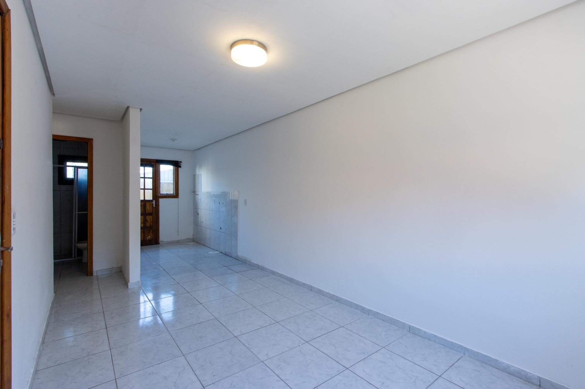 Casa de condomínio, 2 dormitórios, 1 banheiro e 1 vaga de garagem.