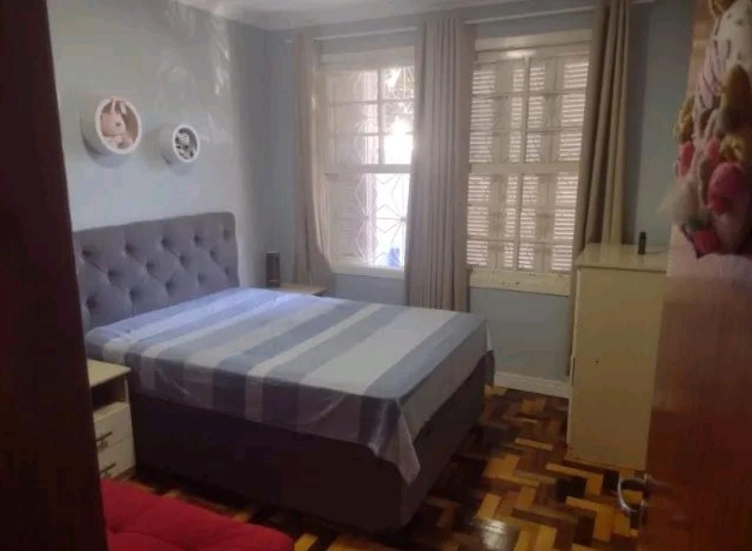 Casa á venda com 3 dormitórios no bairro Lomba do Pinheiro em Porto Alegre.