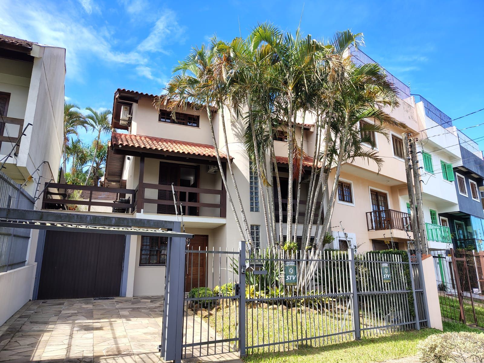 Excelente casa de 3 dormitórios, 1 suíte, pátio, piscina e vaga para 2 carros cobertas.