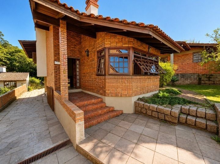 Ampla Casa com 2 Suítes, Closet, Lareira e Pátio com Árvores Frutíferas.
