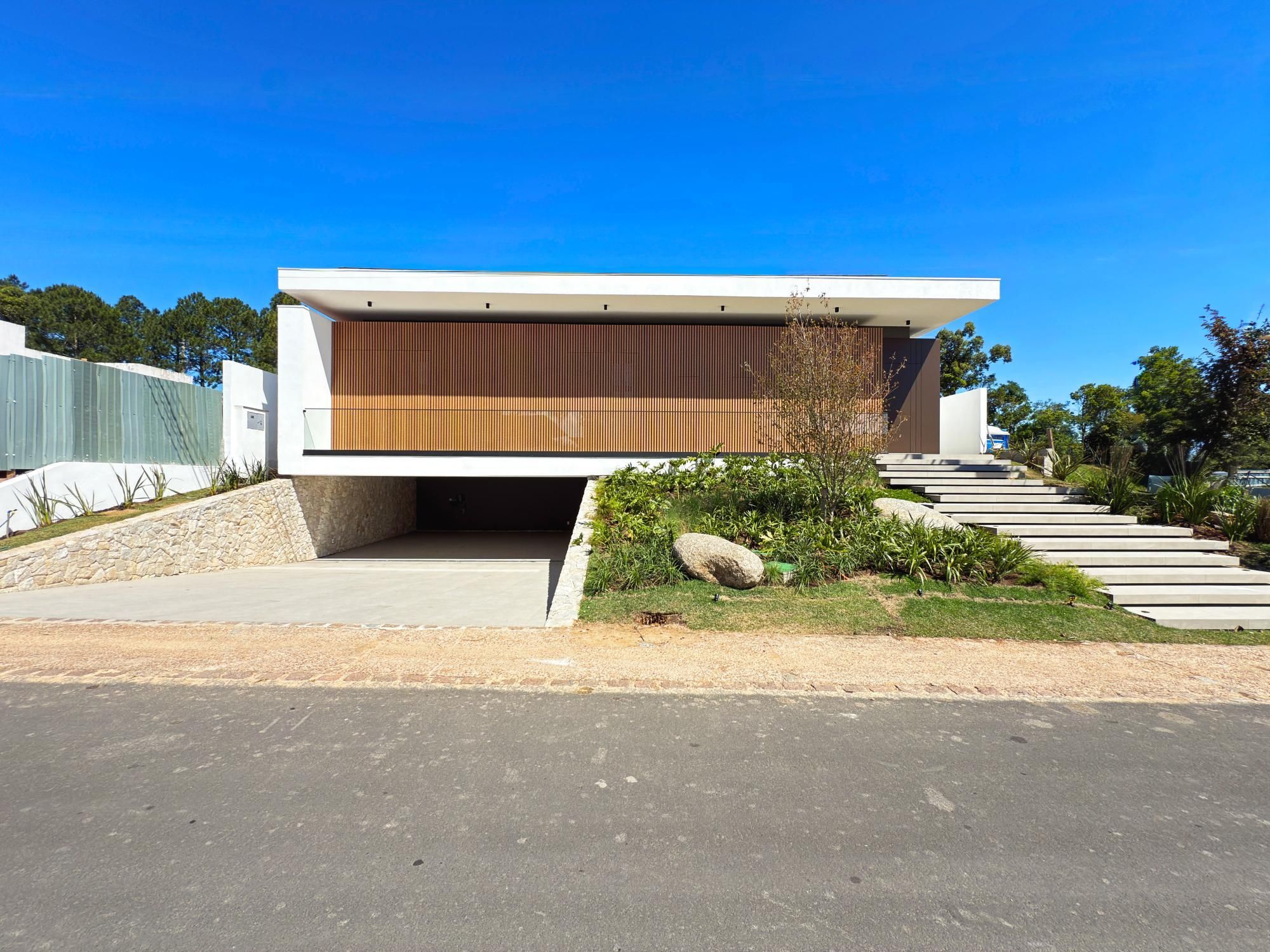 A casa conta com 434m2 de área construída, mas com um aproveitamento total dos 1.012m2 do lote