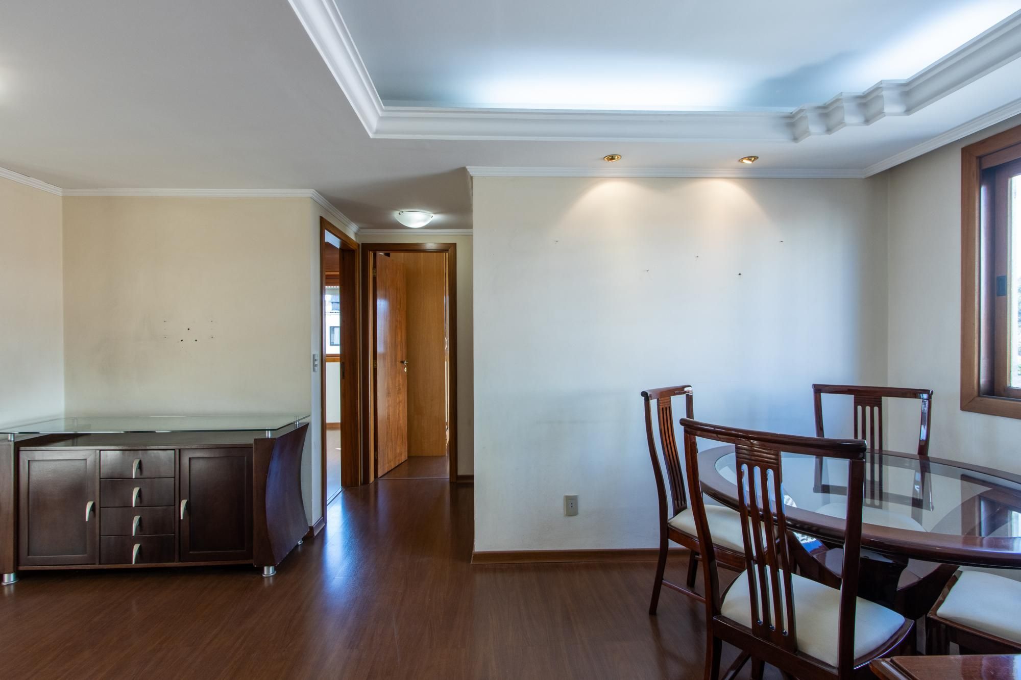Apartamento Semimobiliado à Venda em Passo da Areia, Porto Alegre, RS