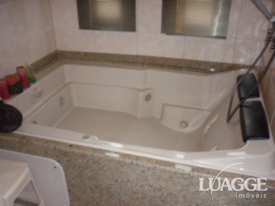 casa com 4 dormitórios, sendo uma suíte , e 530 area privativa
