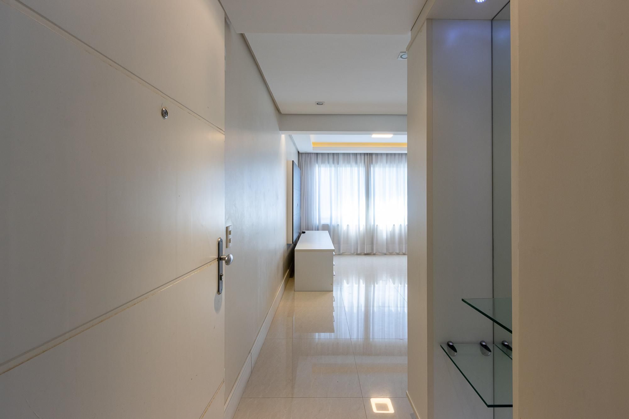 Apartamento de 3 dormitórios, 1 suíte e 2 vagas escrituradas no bairro Tristeza.