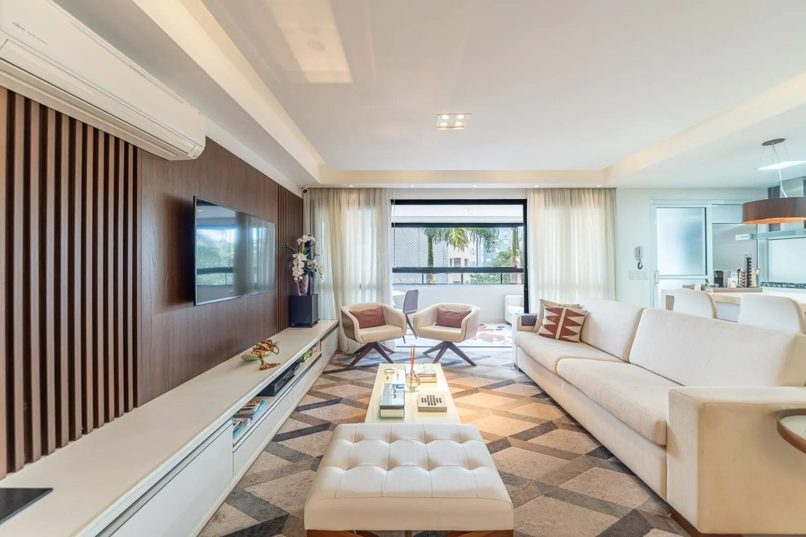 Apartamento à venda com 3 quartos, 137m² - Foto 2