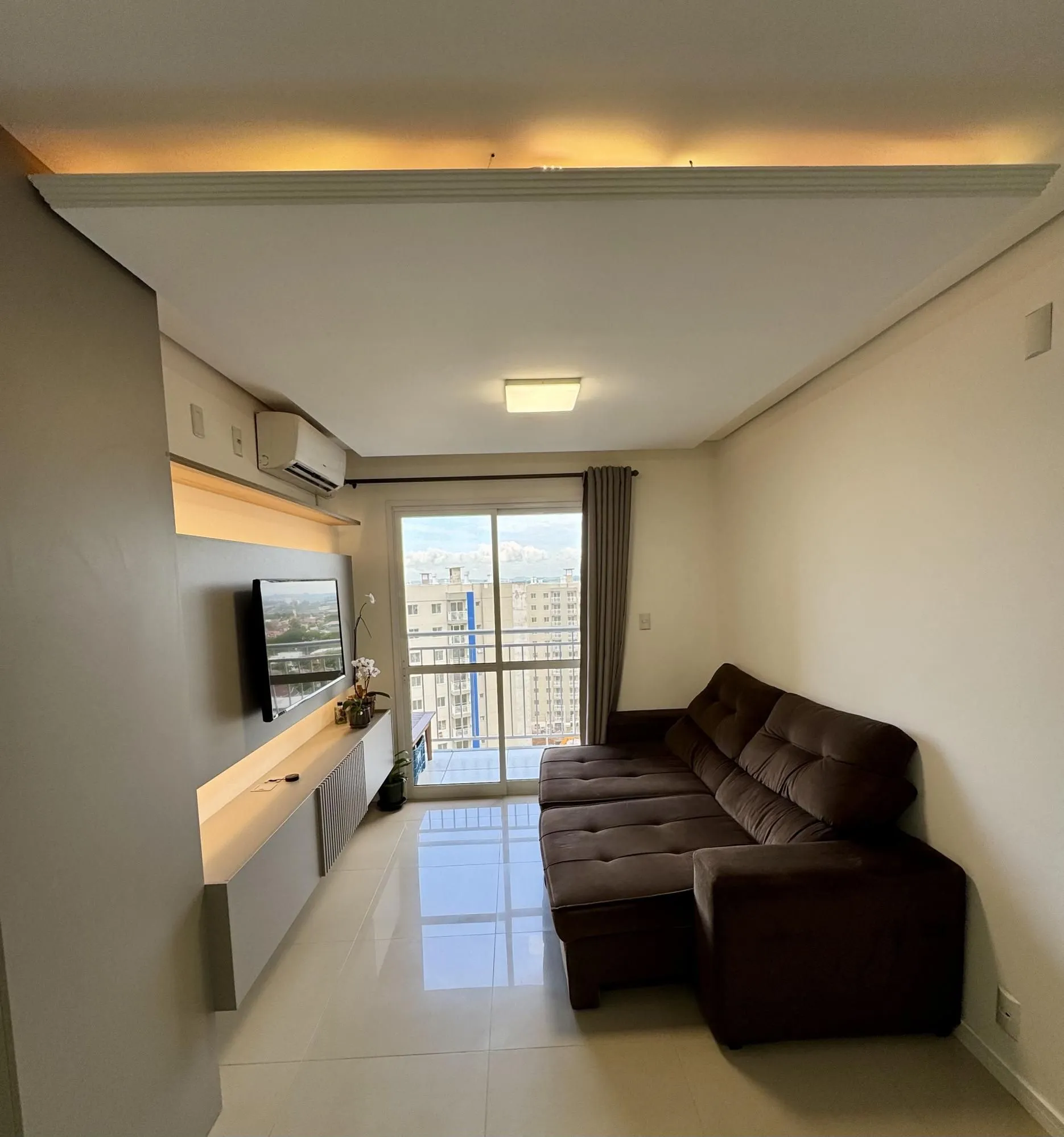 Apartamento de 2 dormitórios, 1 suíte e 1 vaga, em Canoas.