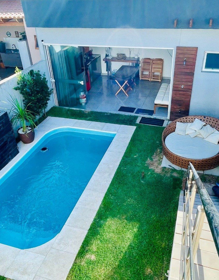 CASA COM 4 DORMITORIOS SUITE , A 3 QUADRAS DO MAR !!