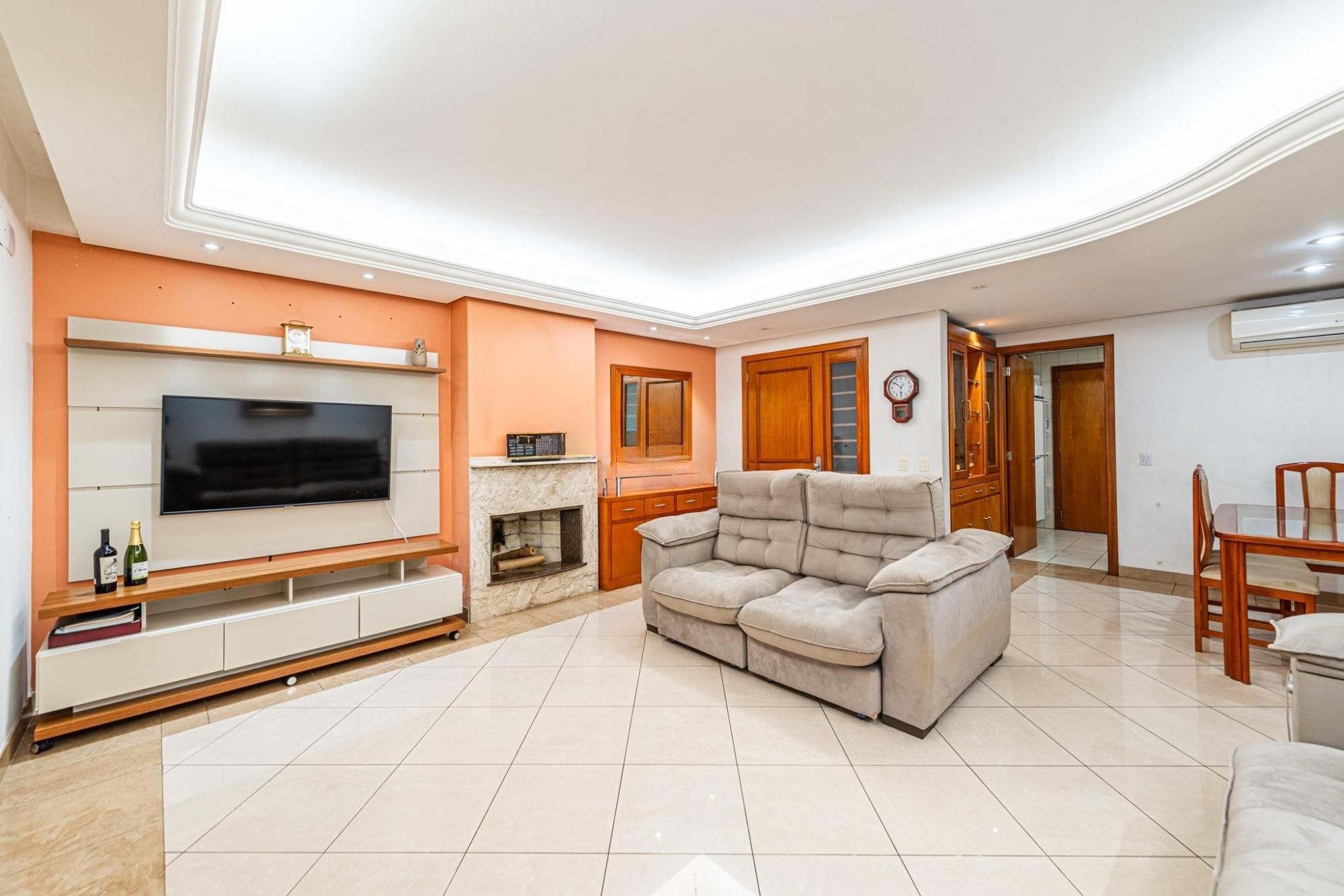 Apartamento com 3 quartos, no bairro Menino Deus