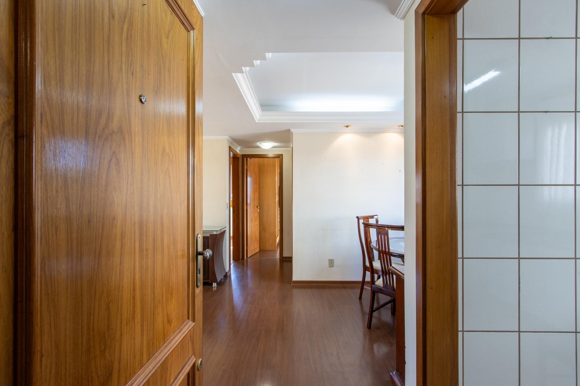 Apartamento Semimobiliado à Venda em Passo da Areia, Porto Alegre, RS