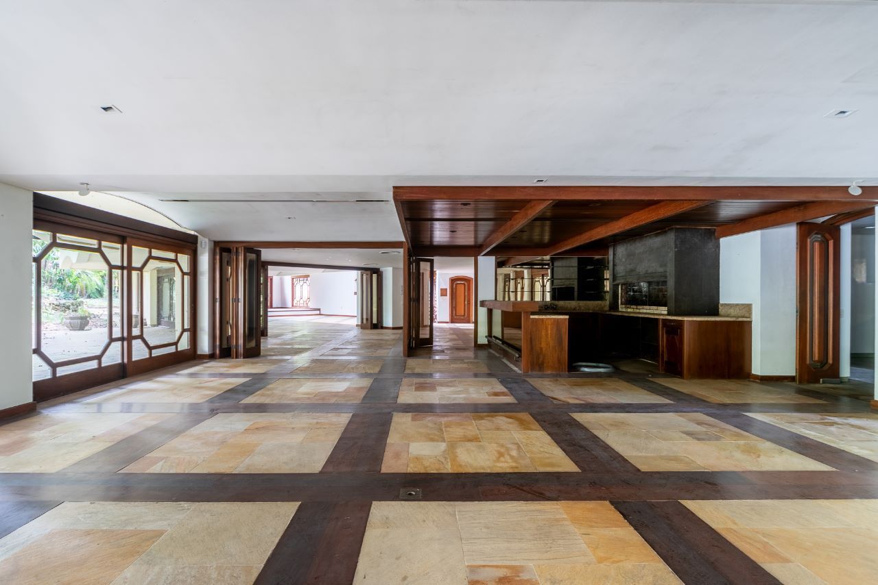 Casa à venda com1981m², 13 dormitórios, 4 suítes, 30 vagas, terreno de 1,2 hectares, no bairro Pedra Redonda em Porto Alegre