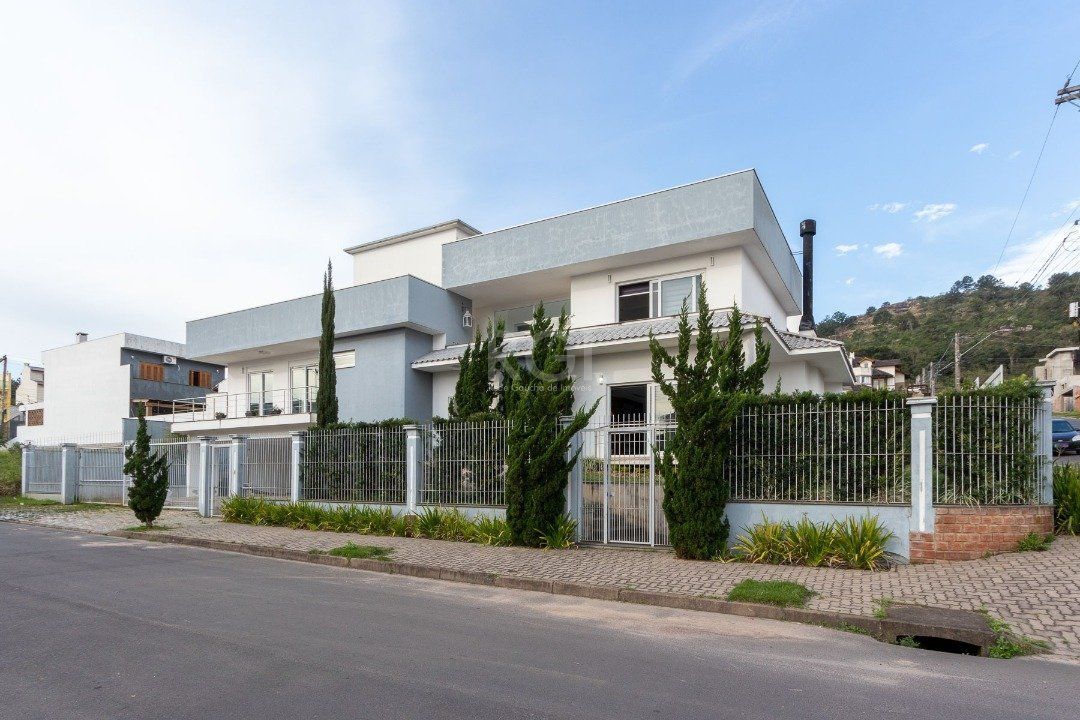 Casa à venda com 4 quartos, 377m² - Foto 1
