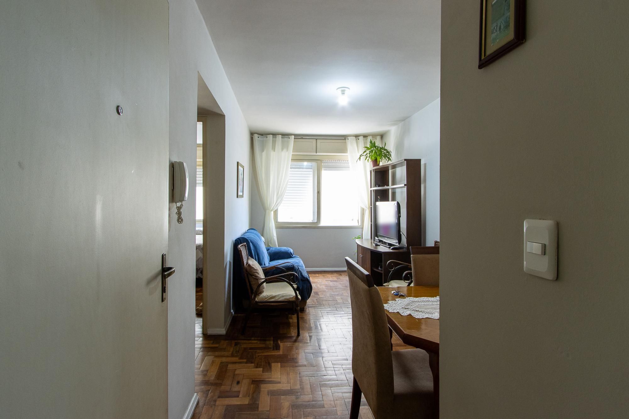 Apartamento com 1 quarto com vaga coberta e escriturada no bairro Cristal.