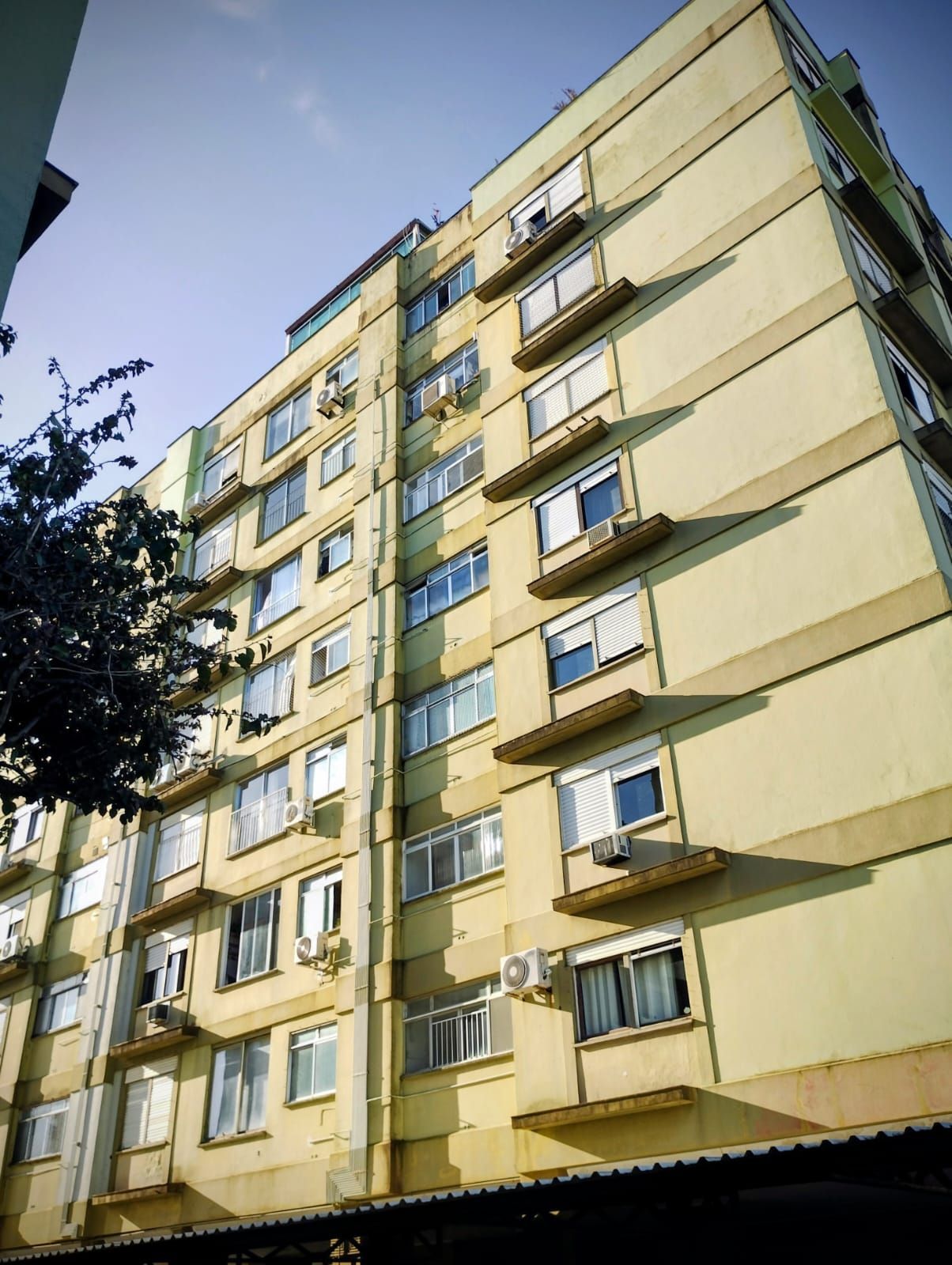 Apartamento de 1 dormitório, de frente, andar alto, elevador, vista para o Lago Guaíba.