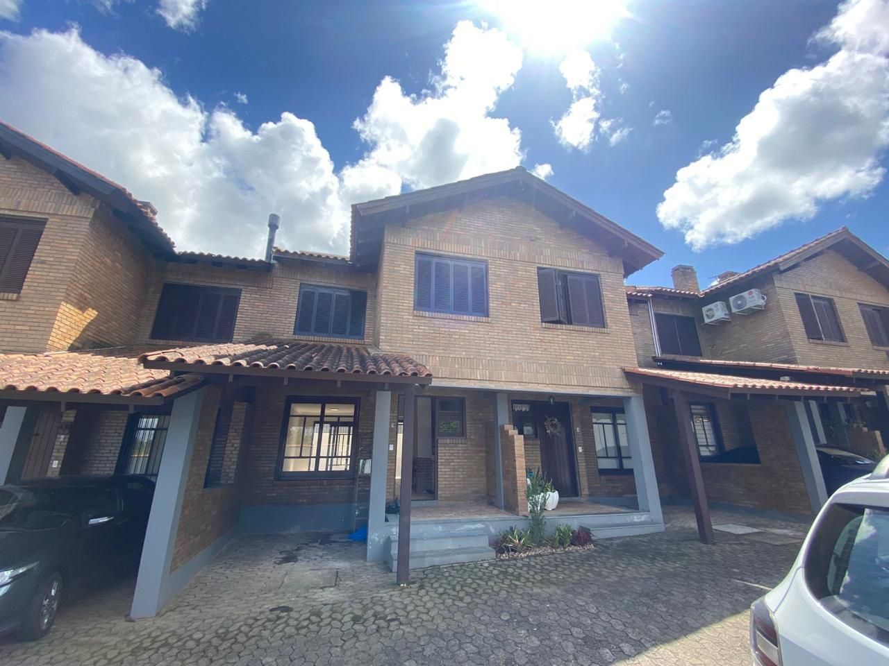 Casa 3 dormitórios, sendo 1 suíte, 2 vagas de garragem - bairro Ipanema