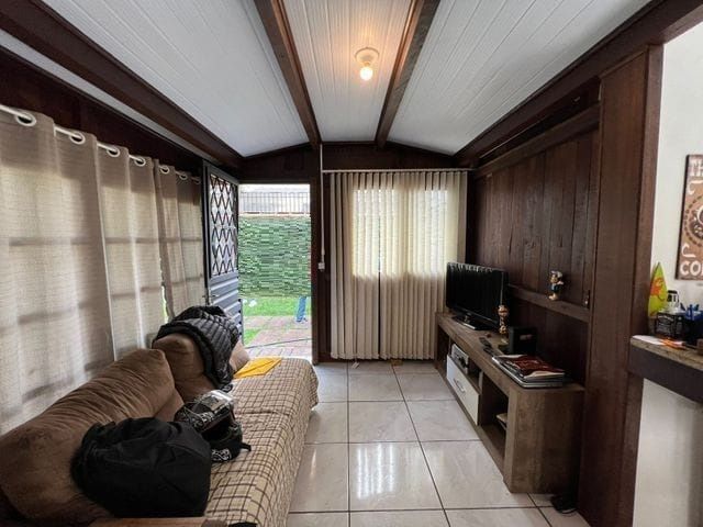 Terreno medindo 11 X 39,66 com 2 casas de alvenaria
