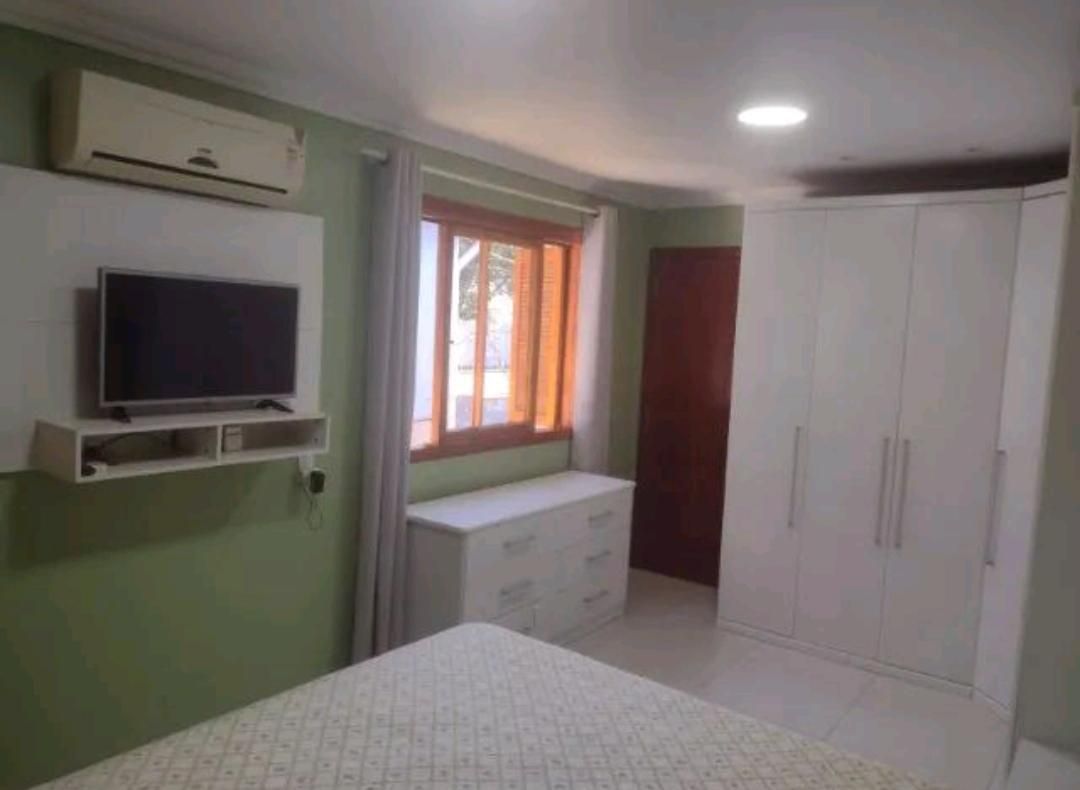 Casa á venda com 3 dormitórios no bairro Lomba do Pinheiro em Porto Alegre.